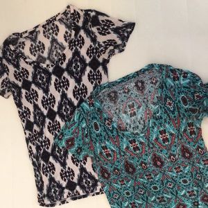Patterned V-neck t-shirts